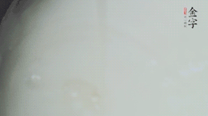將浸泡了30分鐘的米放入電飯煲中，在水中加入半勺油。