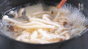 依次放火腿、豆腐，加水大火燒開，小火燉煮20分鐘，出鍋前撒上蔥花即可。