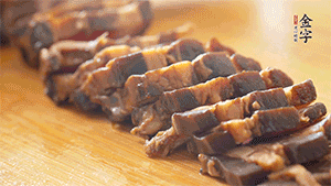 金字醬肉切片。