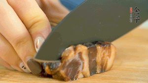 金字風(fēng)味醬肉切成片，上鍋蒸15分鐘。