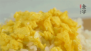 將雞蛋碎、西蘭花碎和放涼的米飯混合，用少許鹽、橄欖油調(diào)味。