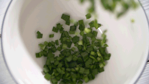 韭菜洗凈，切粒。