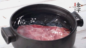 金字火肉溫水浸泡2小時(shí)。（火肉發(fā)酵時(shí)間比火腿短，肉質(zhì)比火腿略軟，鹽分更低）