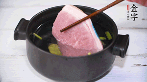 整塊豬肉，加蔥、姜片、料酒焯水。