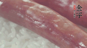 關(guān)上蓋子，煮到米飯露出時(shí)。