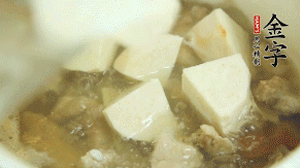 加入適量清水、黃酒燉開(kāi)后，小火煮1小時(shí)即可。