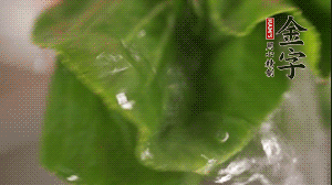 小青菜從根部掰開，分別洗凈。