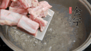 剁成塊狀的排骨洗凈，放入沸騰的鍋中，加姜片汆燙，2分鐘后撈出備用。