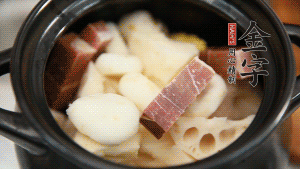 加水沒過食材，加料酒大火煮沸后，再小火燉煮1小時。（如果沒有砂鍋小火燉煮，用電飯煲的煮湯功能、高壓鍋也是可以的。）