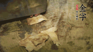 加適量溫水淹沒食材，大火燉至水沸后再小火慢燉1小時，出鍋前10分鐘加枸杞。（焯過水后的豬蹄不應(yīng)再用涼水，用溫水燉煮更容易軟爛。也可以用高壓鍋或者有煲湯功能的電飯煲，省時又便于入味。）