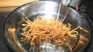 蟲(chóng)草花用涼水浸泡10分鐘，干香菇溫水泡發(fā)至軟去蒂備用。蓮子、紅棗也可一同清洗干凈。
