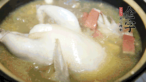 煮沸時(shí)加入蟲(chóng)草花、香菇、紅棗，以料酒調(diào)味繼續(xù)小火燉煮1小時(shí)左右。
