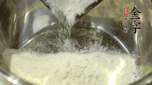 【油皮】1．將油皮材料放入料盆中，緩緩加100ml水，攪拌成雪花片狀。在案板上反復(fù)揉搓成有一定筋度的光潔面團(tuán)，搓成12個團(tuán)子。