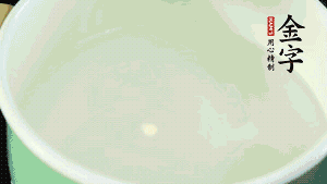 鍋中盛涼水，放入汆燙好的鴿子、火腿片、生姜片。