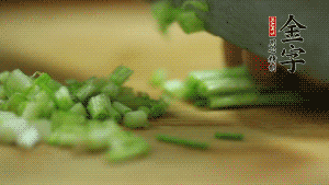 小蔥切成蔥花。