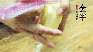 將食材洗凈，茄子、土豆切滾刀塊。