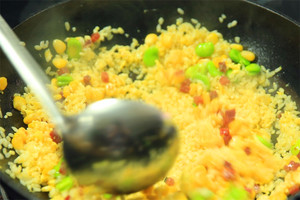 然后加入炒好的食材混合均勻，炒熟即可。出鍋前加少許黑胡椒、鹽和蔥花就可以啦?。?！