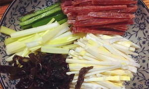 黑木耳泡發(fā)，黑木耳、韭黃、雷筍、青椒切成絲。
