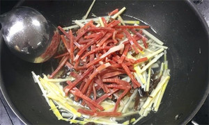 火腿絲、筍絲、黑木耳絲汆水后，瀝干。