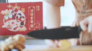 將處理好的老鴨放入冷水鍋中，丟入姜片，冷水煮沸去腥。