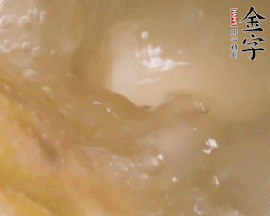 沸騰后撈出蔥結(jié)，小火燉45分鐘，加山藥再燉15分鐘。