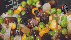 出鍋前加蠔油、生抽調(diào)味，撒點熟白芝麻即可。