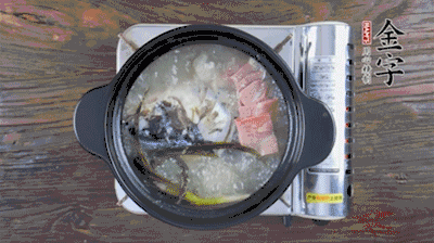 放豆腐、海鮮菇繼續(xù)中小火煮5分鐘。