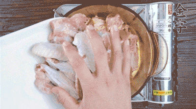 加料酒、蔥姜焯水2分鐘，清洗備用。