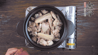 將雞肉塊、火腿、料酒、姜一同放入在燉鍋中，加冷水大火煮開后，小火燉煮40分鐘。