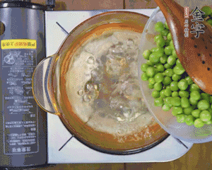 豌豆粒焯水30秒，過涼水。