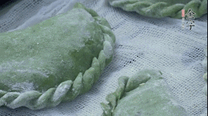 【制作】2.蒸架上墊浸濕的屜布，再放上清明果，大火蒸10~15分鐘，完成，出鍋啦！
