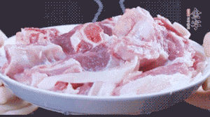 新鮮羊肉冷水入鍋，加姜片、清水焯水，除去血沫。