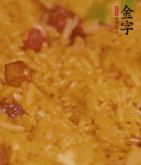 放一撮鹽、生抽少許，倒入炸好的芋頭。最后撒蔥花、蒜末翻炒均勻。