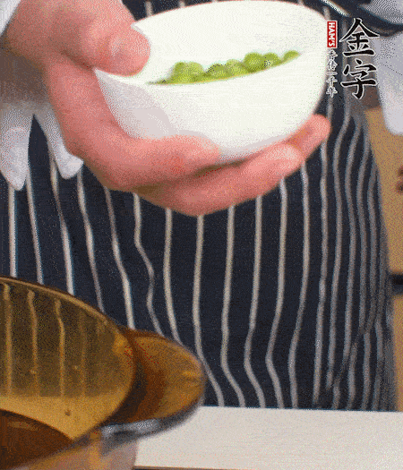 胡蘿卜、豌豆和干花菇焯水。