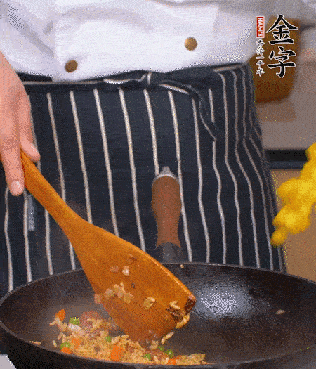 加咖喱塊、少許鹽、白糖調(diào)味，炒至咖喱塊融化后，倒米飯，翻炒至每粒米飯都包裹上咖喱，再放黃椒、青椒粒，出鍋前加菠蘿粒和小蔥翻拌均勻。