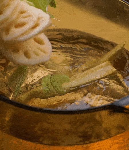 把玉米筍（對半切開）、西芹（切斜片）、蓮藕（切片），放入開水鍋內，加點少許鹽、油，汆燙2分鐘。