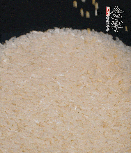 大米和小米一起燜成米飯。