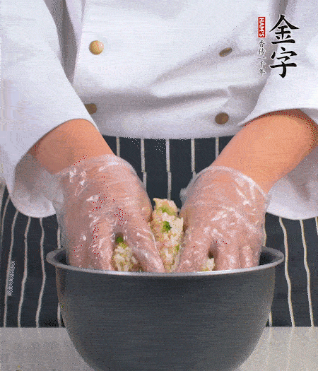 米飯中放西蘭花碎、咸肉丁，加少許黑胡椒、十來滴橄欖油拌勻。