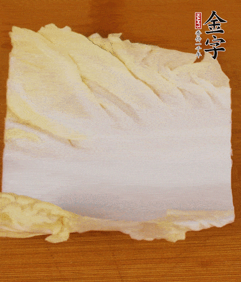 一片白菜一片淡火腿交替疊起，疊個兩三層放進鍋內(nèi)，直到塞滿鍋。