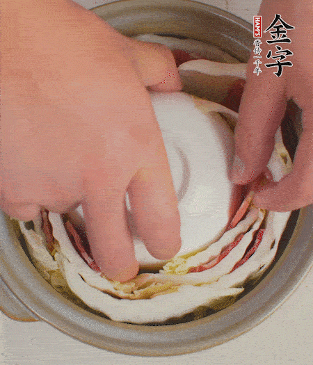 寬度剛好是鍋的高度。扣一個小碗更有助于幫助造型。