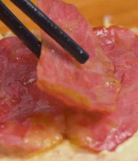 放上火腿、芝士片、生菜，再放一片土司。