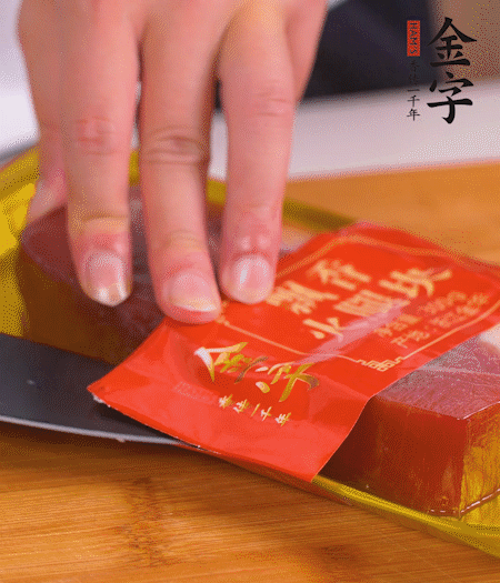 金字火腿切片，生姜切絲，蔥白切末。