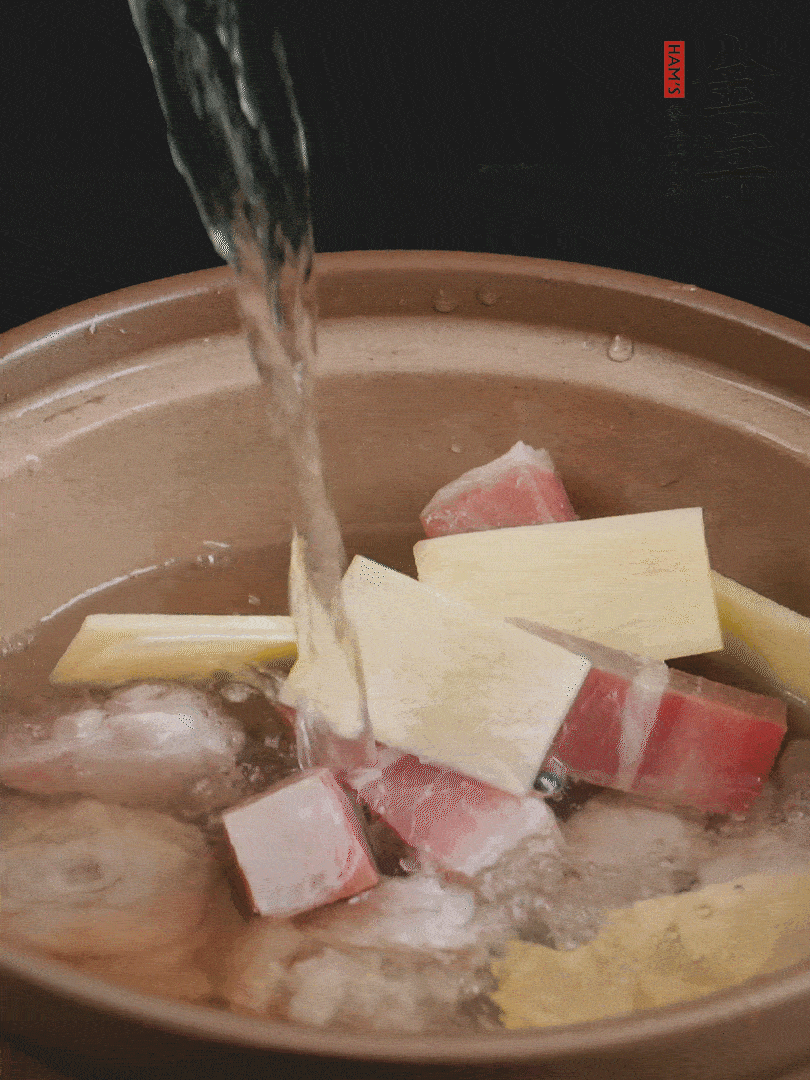 雞塊、火腿、姜片加適量料酒、清水燉80分鐘。