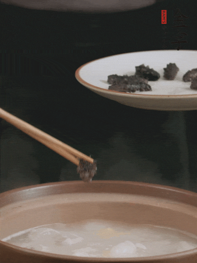 期間雞湯燉到80分鐘時，加小海參再燉10分鐘。