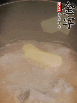 排骨洗凈，加生姜、黃酒焯水，溫水洗凈備用。