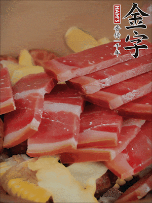除鮑魚(yú)外的所有材料放進(jìn)鍋里，加清水、姜、黃酒，大火燒開(kāi)，轉(zhuǎn)小火煲90分鐘。