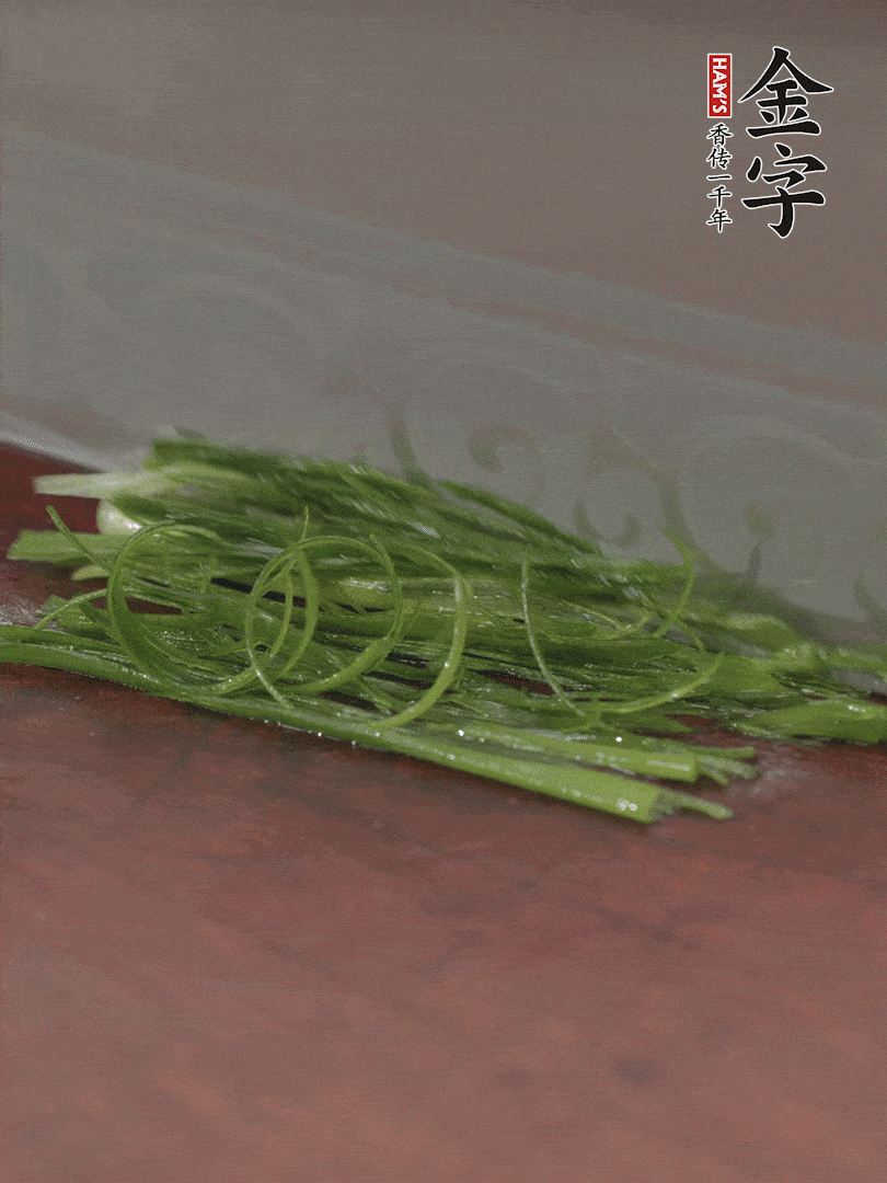 生姜切薄片，紅椒切細(xì)絲，小蔥蔥綠切細(xì)絲，泡入冰水中保持新鮮。