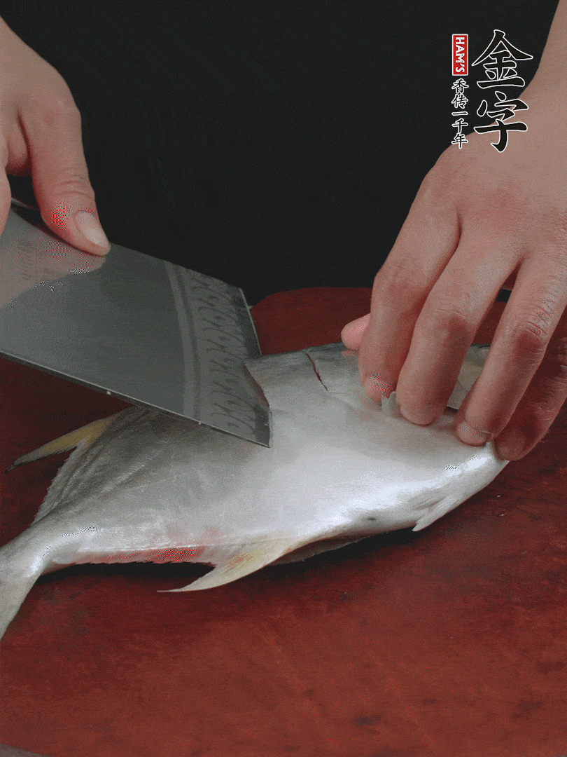 處理干凈銀鯧魚1條，表面斜刀切出花刀。