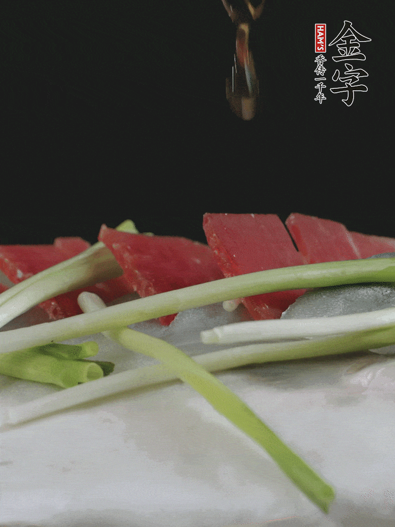蔥白置于魚身，放適量豌豆，淋上花雕酒。