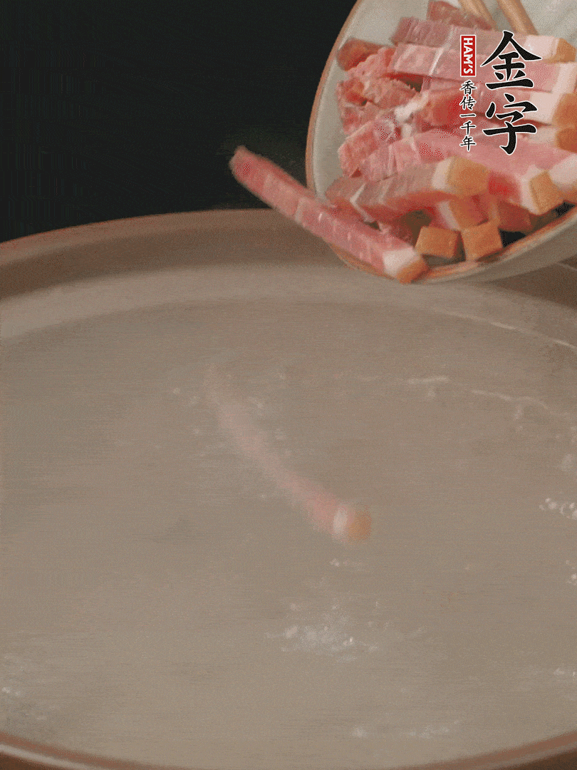 金字火腿切絲，熱水下鍋，放火腿燉煮15分鐘。